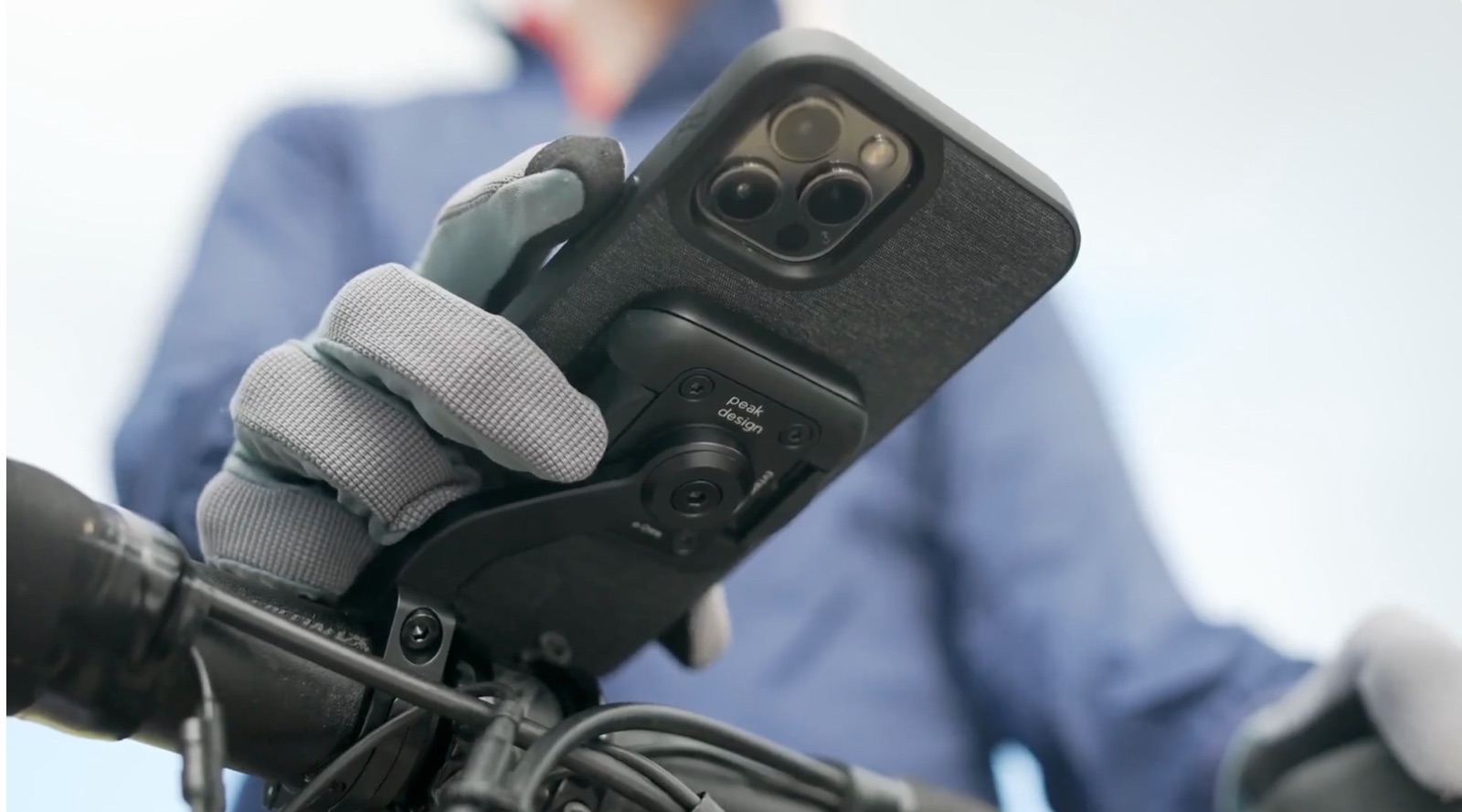 Telefon in einer Peak-Design-Hülle wird an der Halterung am Lenker angesetzt